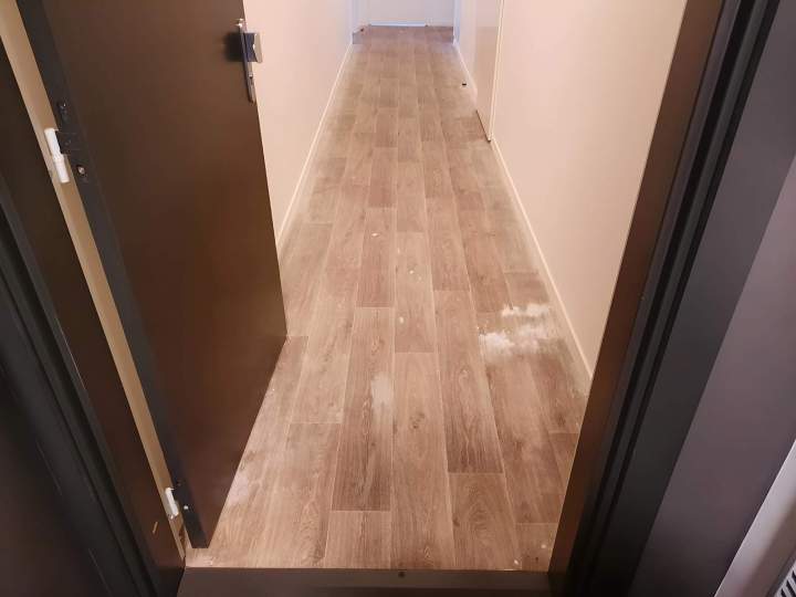 Un immeuble propre du sol au plafond.