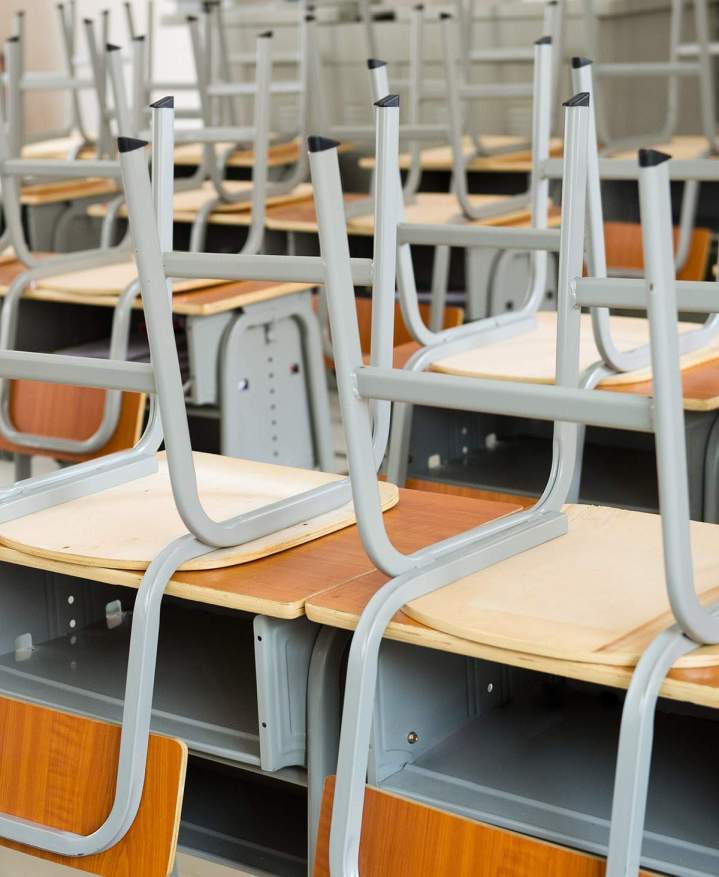 Protocoles d'hygiène stricts pour les établissements scolaires locaux.